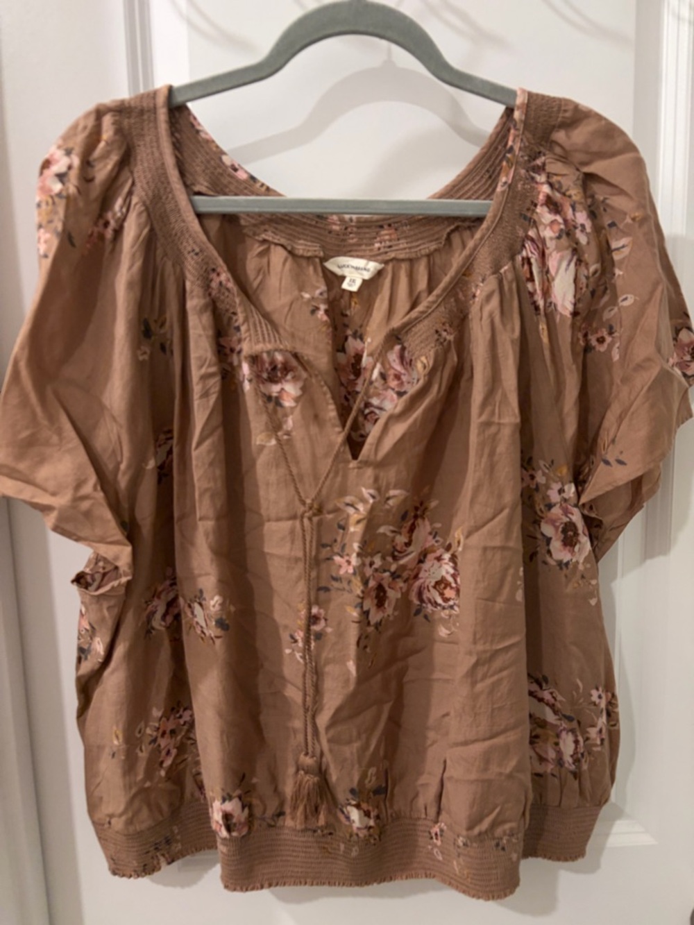 Lucky Brand Plus Size XXL, EUC, 
Brown floral Flutter Sleeve Top